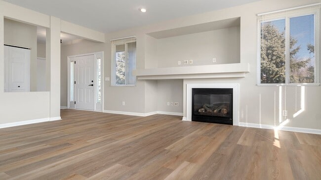 Building Photo - 7495 Thomas Dr
