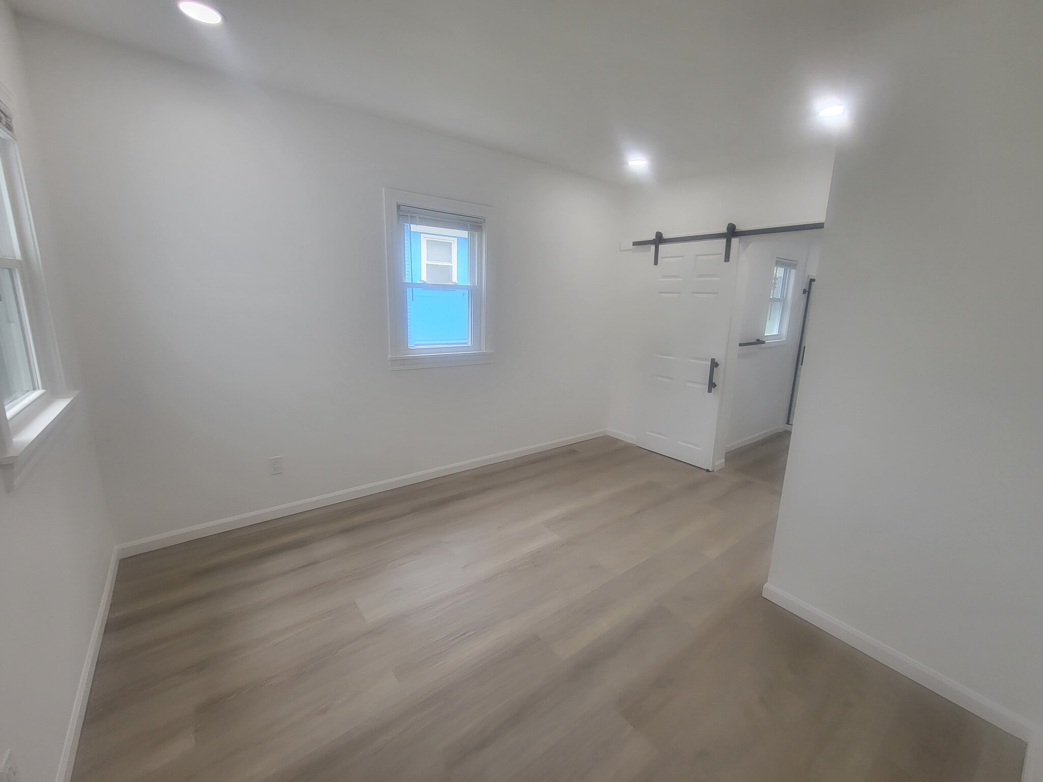 Building Photo - 850 W Elm St