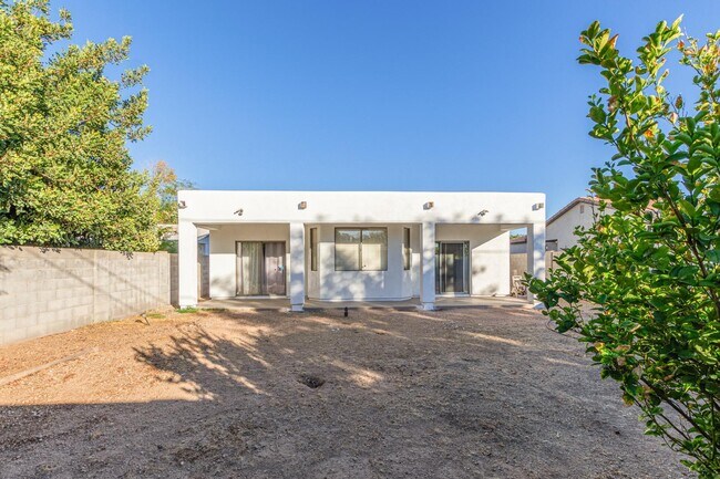 Building Photo - 2214 N 28th St