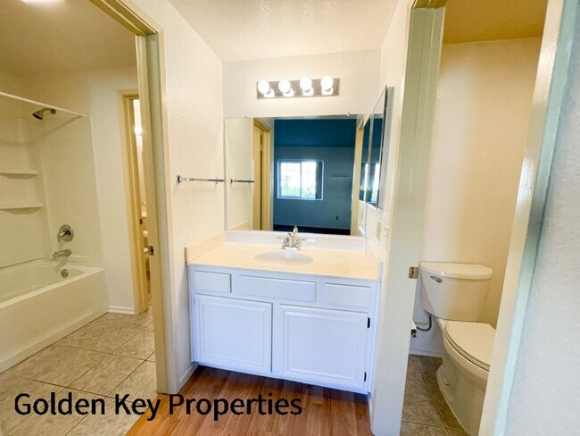 Building Photo - 2BR/1.5BA Condo in Charlemont in Vista! Cl...