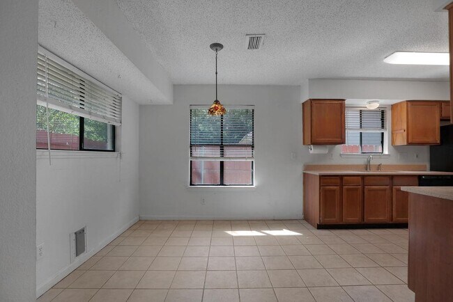 Building Photo - 5808 Spring Meadow Rd