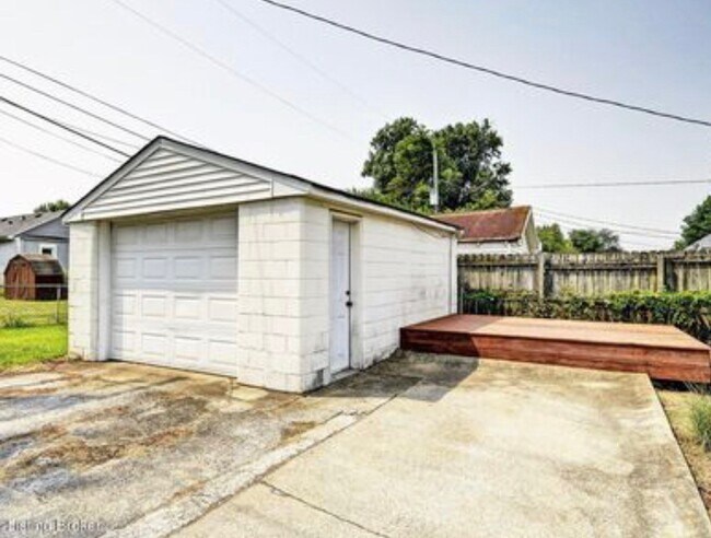 Building Photo - 644 Ervay Ave