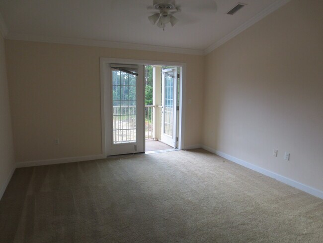 Building Photo - ** 1 MONTH FREE IF YOU MOVE IN BY JANUARY 31ST** Beautiful 2 bedroom/1 bathroom Apartment in Fort...