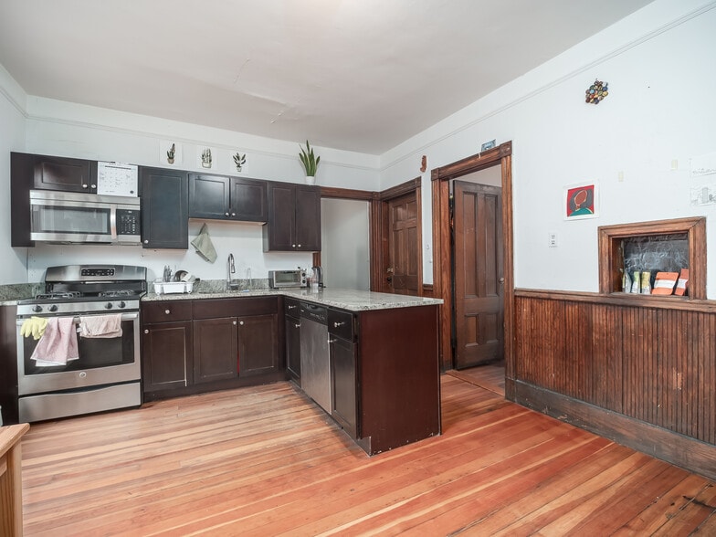 Building Photo - 318 Beacon St