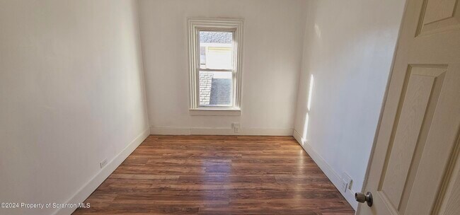 Building Photo - 1319 Washburn St