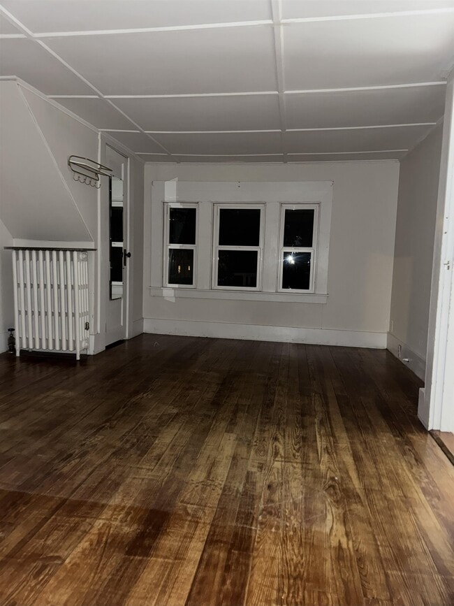 Building Photo - 5 Perry Ave