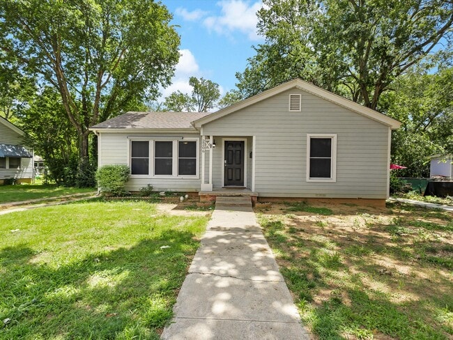 Building Photo - 2206 Fowler Dr