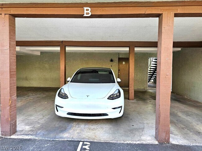 Building Photo - 1460 Hialeah Dr