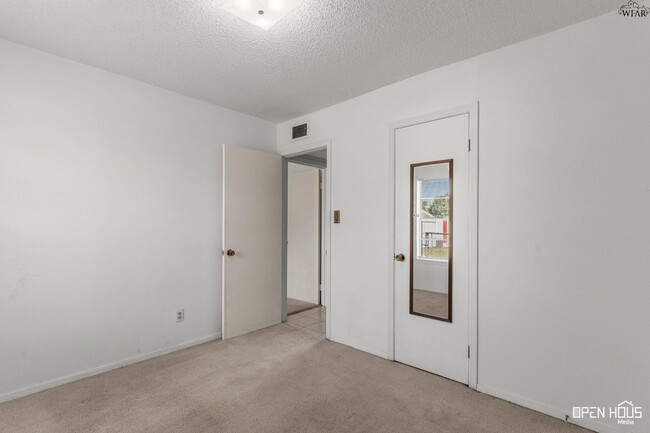 Building Photo - 212 Dirks Dr
