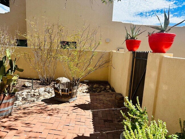 Building Photo - Beautiful Santa Fe Home on Large Corner Lot!