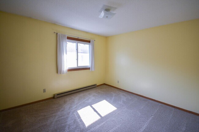 Building Photo - Great pet friendly townhome with private p...