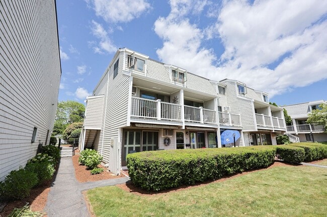 Building Photo - Newly Renovated Winter Rental at the Thorwald Condos