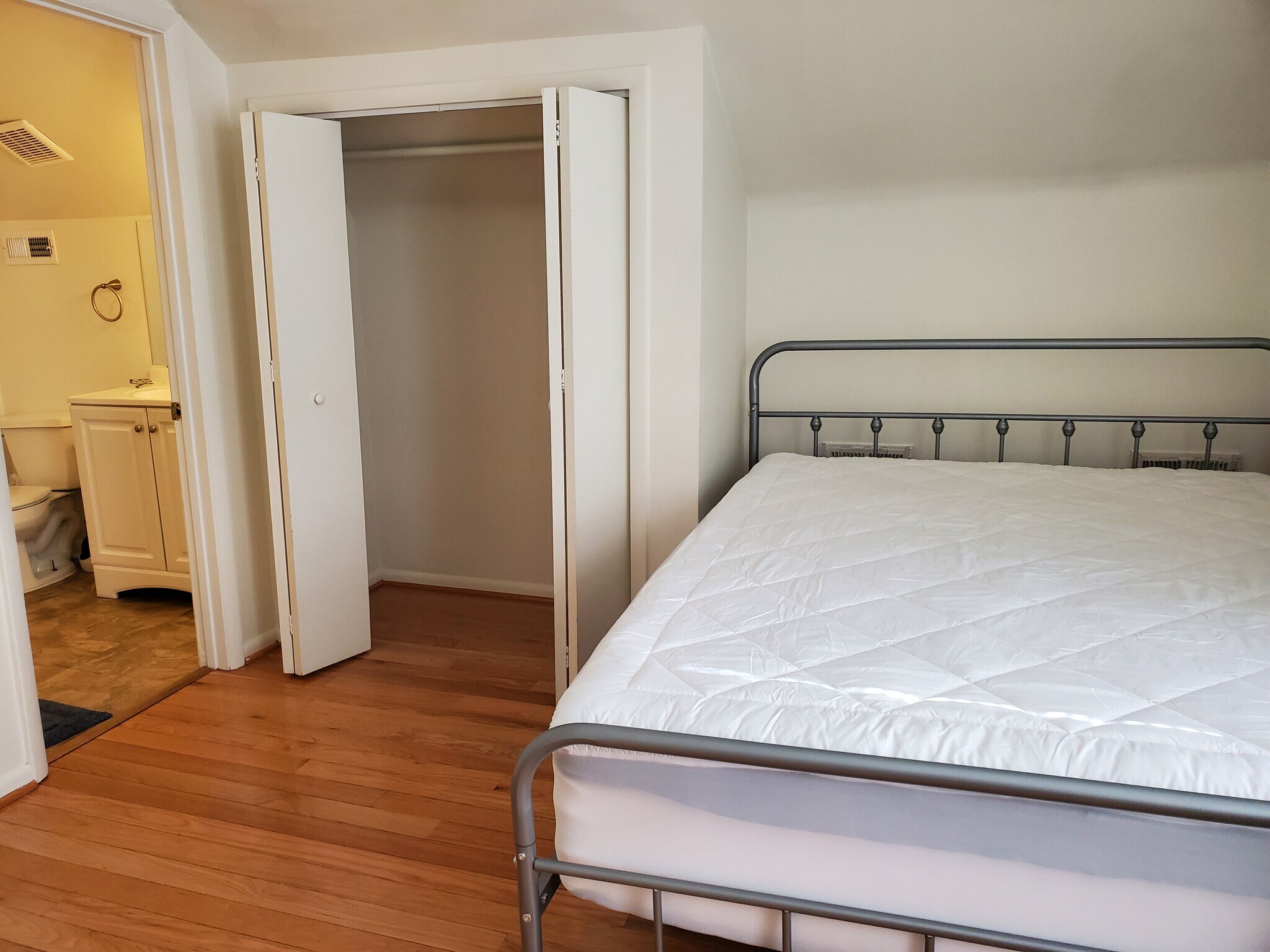 Bedroom with optional queen size bed. - 2509 10th St NE