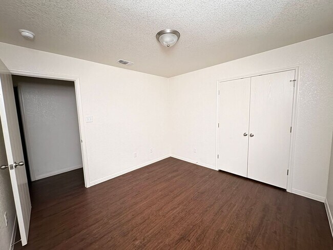 Building Photo - 4707 Waterproof Dr