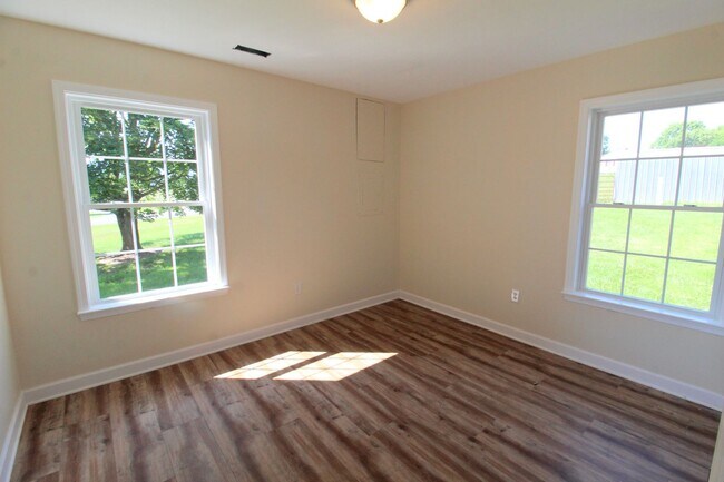 Building Photo - Stunning Home with Breathtaking Blue Ridge Mountain Views!   3 Bedrooms | 2 Baths
