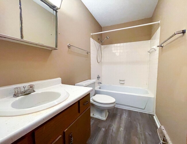 Building Photo - Spacious Ground Floor 2 Bed with Screened Porch!