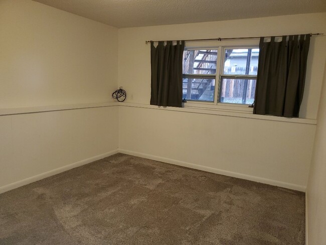 Building Photo - STUDENTS WELCOME! 4 Bed 2 Bath Single Fami...