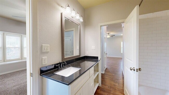 Building Photo - 106 Richards St