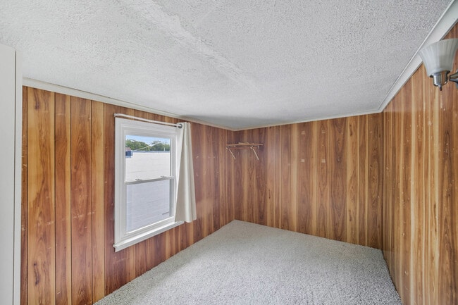 Building Photo - 408 River Ln