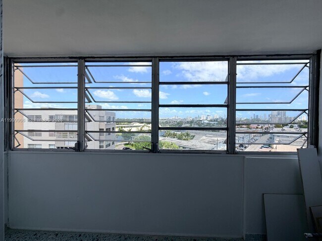 Building Photo - 16400 NE 17th Ave