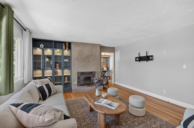Building Photo - Spacious 4-Bed Oasis with 2 Full Baths