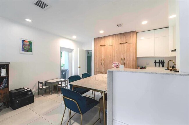 Building Photo - 917 SW 18th Ct