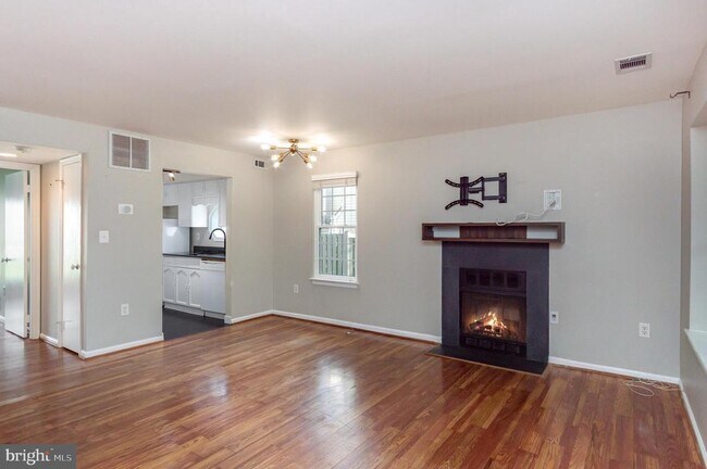 Primary Photo - 2823 S Wakefield St