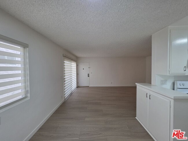 Building Photo - 10815 Rose Ave