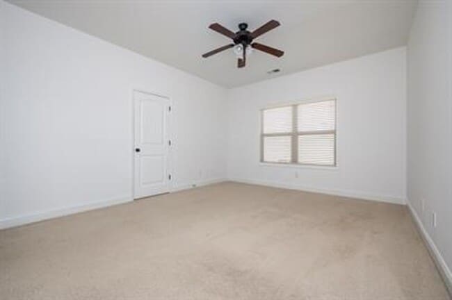 Building Photo - Stunning 4/3 Available Now!