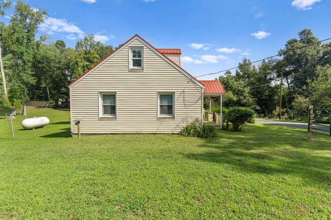 Building Photo - !PRICE IMPROVEMENT! Newly Remodeled 3-Bedr...