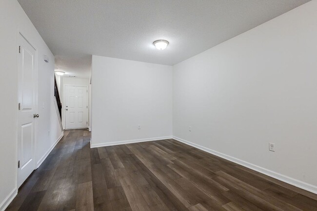 Building Photo - Spacious 3BR Townhome with Main-Level Primary Suite