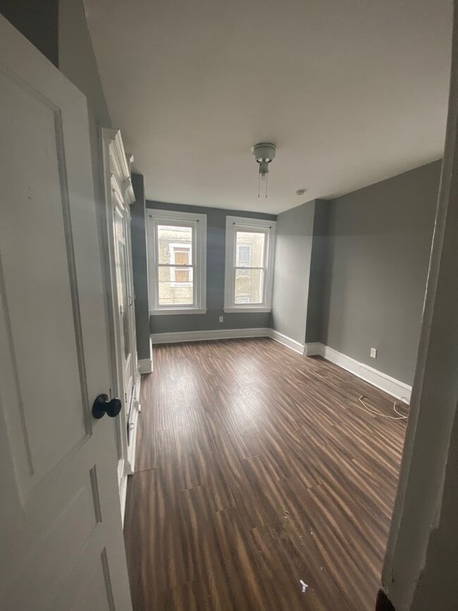 Building Photo - ? Available 11/1 – Renovated 4-Bedroom Hom...