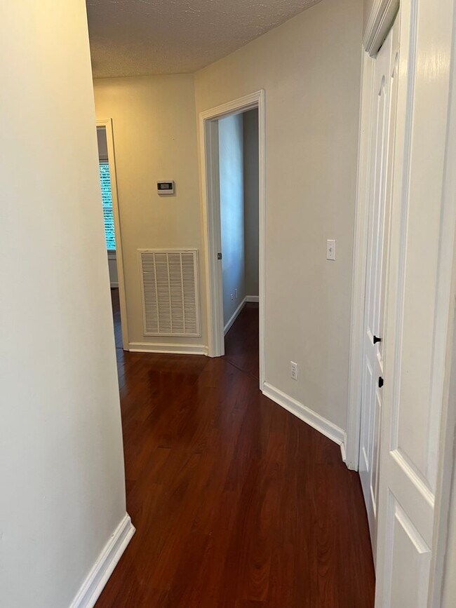 Building Photo - Three bedroom with bonus room and fence!