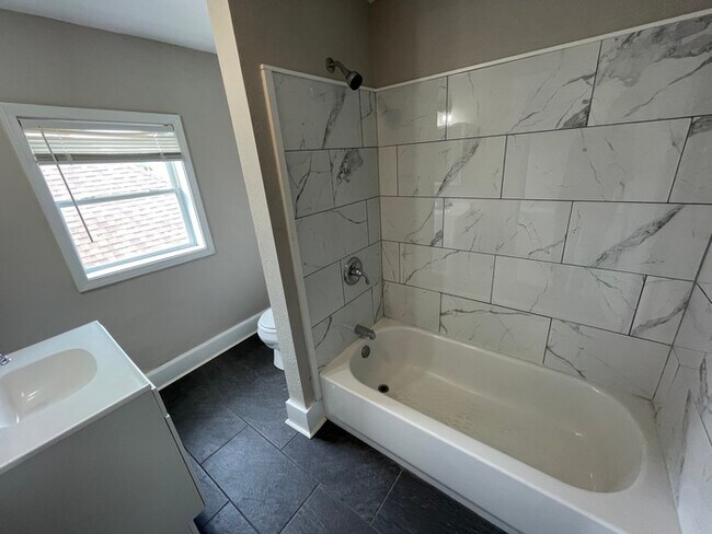 Building Photo - Cozy and spacious Garfield Park 3BD/1.5 BA...