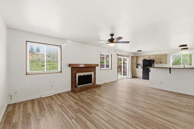 Building Photo - Huge Backyard - Remodeled 3 Bedroom 1.5 Bath Ready ASAP!