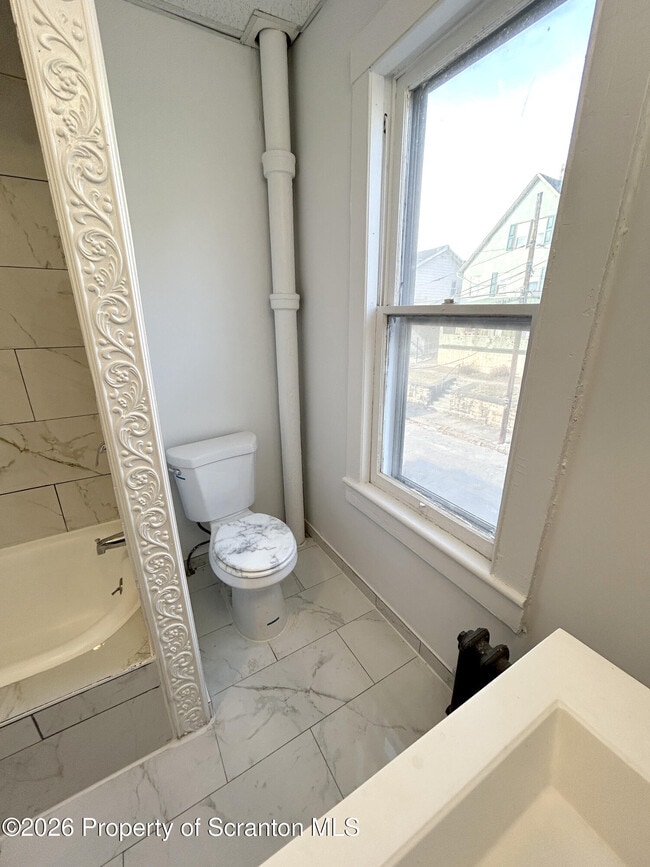 Building Photo - 210 N Bromley Ave