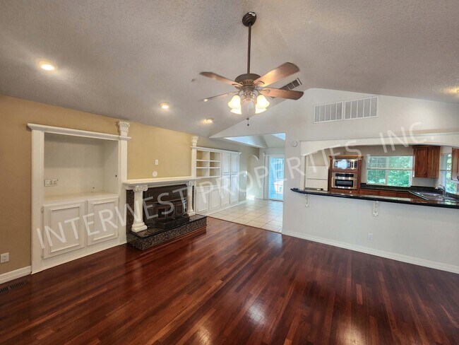 Building Photo - Large 3 Bed+ Bonus Room SW Pdx Home, Natur...