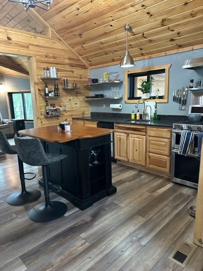 Building Photo - East Twin Lake Home - 3 BR, 2 Bath Single ...