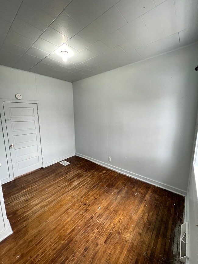 Building Photo - AVAILABLE JUNE - 4 Bed 1 Bath House in the...