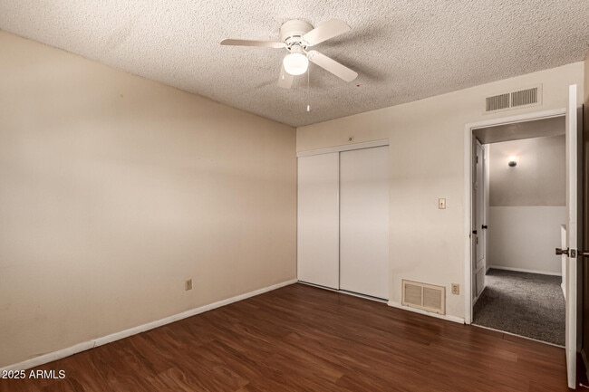 Building Photo - 2680 E Oakleaf Dr
