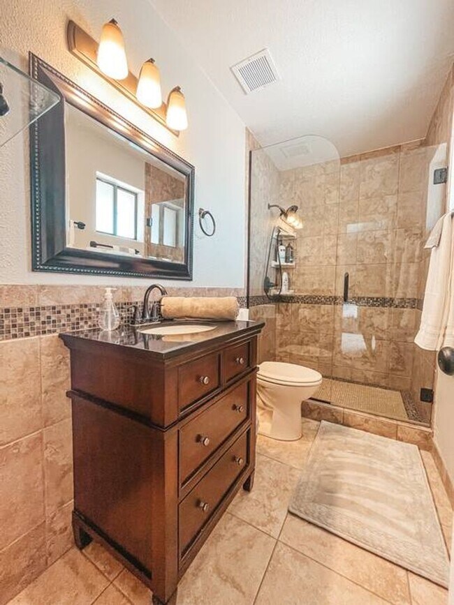 Building Photo - 4 Bedroom Pool Home Located Downtown