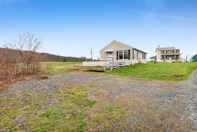 Building Photo - Fully Furnished Bright & Comfortable 1-Bedroom Cottage Available for Rent