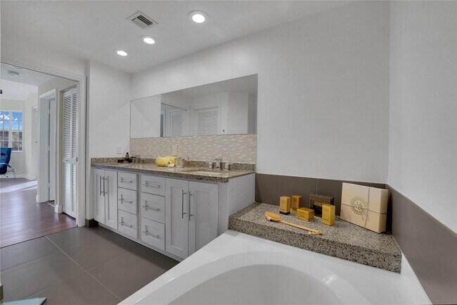 Building Photo - 4108 W Palm Aire Dr