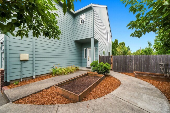 Building Photo - 1499 NE Birkshire Ct