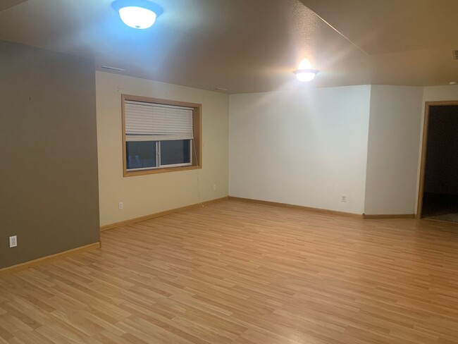 Building Photo - 5 Bedroom 3 Bathroom Home In Briarwood