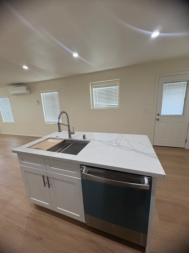 Building Photo - Oxnard - Single story, fully updated, two bedroom, one bath house!