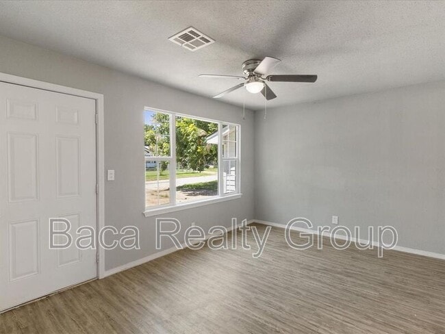 Building Photo - 3927 SE 10th Pl