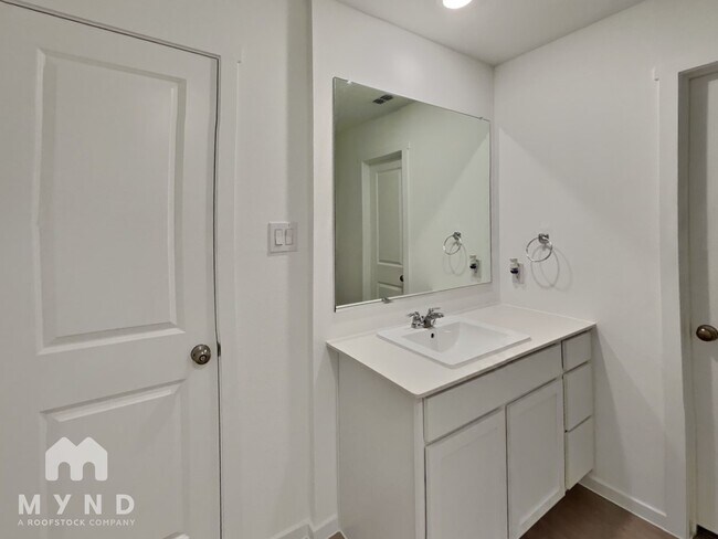 Building Photo - 213 Poplar Pl