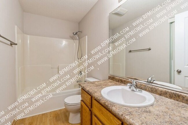 Building Photo - GREAT LOCATION!! 2 Bedroom, 2 Bathroom Tow...