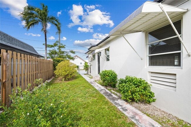 Building Photo - 1711 Funston St